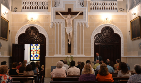 El Cristo de Susillo vuelve al colegio tras su restauración